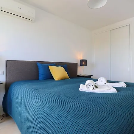Casa de Férias Lovelystay - Divine 3bdr Duplex House W/ Pool & Garden