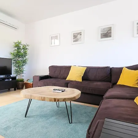Lovelystay - Divine 3bdr Duplex House W/ Pool & Garden *