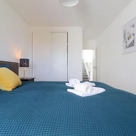 Lovelystay - Divine 3bdr Duplex House W/ Pool & Garden *
