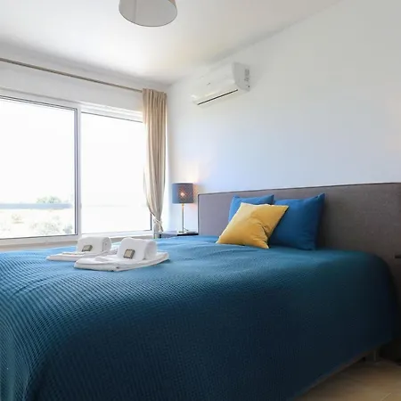Holiday home Lovelystay - Divine 3bdr Duplex House W/ Pool & Garden *