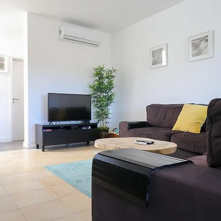 Lovelystay - Divine 3bdr Duplex House W/ Pool & Garden Holiday home Patroves