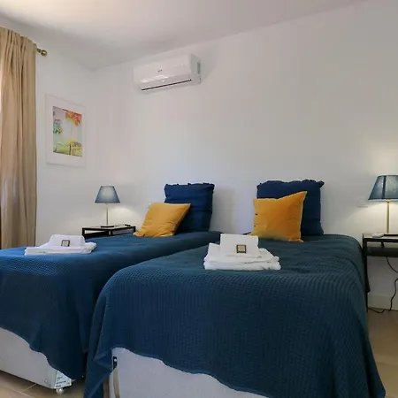 Holiday home Lovelystay - Divine 3bdr Duplex House W/ Pool & Garden *