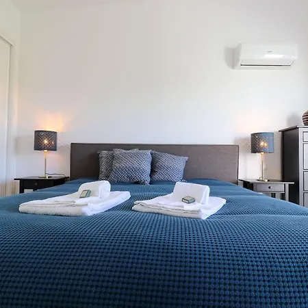 Lovelystay - Divine 3bdr Duplex House W/ Pool & Garden * Patroves
